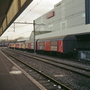 849408 Afbeelding van een posttrein van de P.T.T./ N.S. langs het overlaadperron van het Expeditieknooppunt van de ...